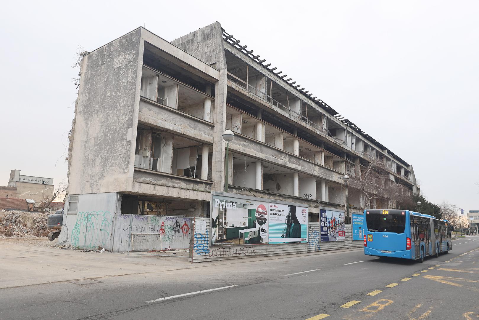 Teče deveti mjesec od početka radova, no rušenje stare zgrade Zagrebačke banke u Paromlinskoj jos nije završeno. Za odraditi je jos ostalo zapadno krilo zgrade, dok je većina ostalog srušena