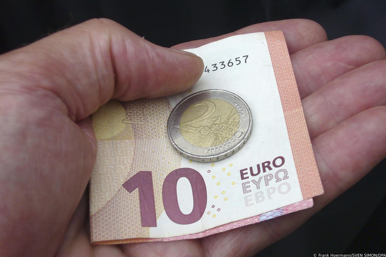Bundestag decides on higher minimum wage of 12 euros from October 2022.