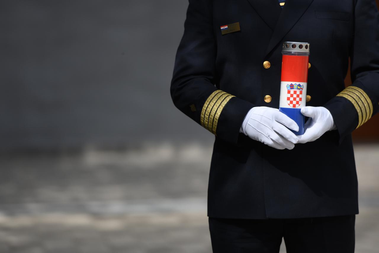 Šibenik: Polaganje vijenaca i paljenje svijeća u sklopu obilježavanja Dana Hrvatske vojske