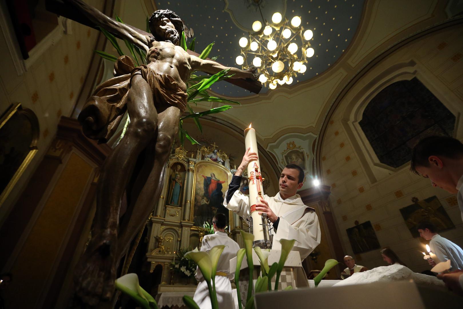 Zagreb: Uskrsno bdjenje u crkvi Uznesenja Blažene Djevice Marije počelo paljenjem uskrsne svijeće