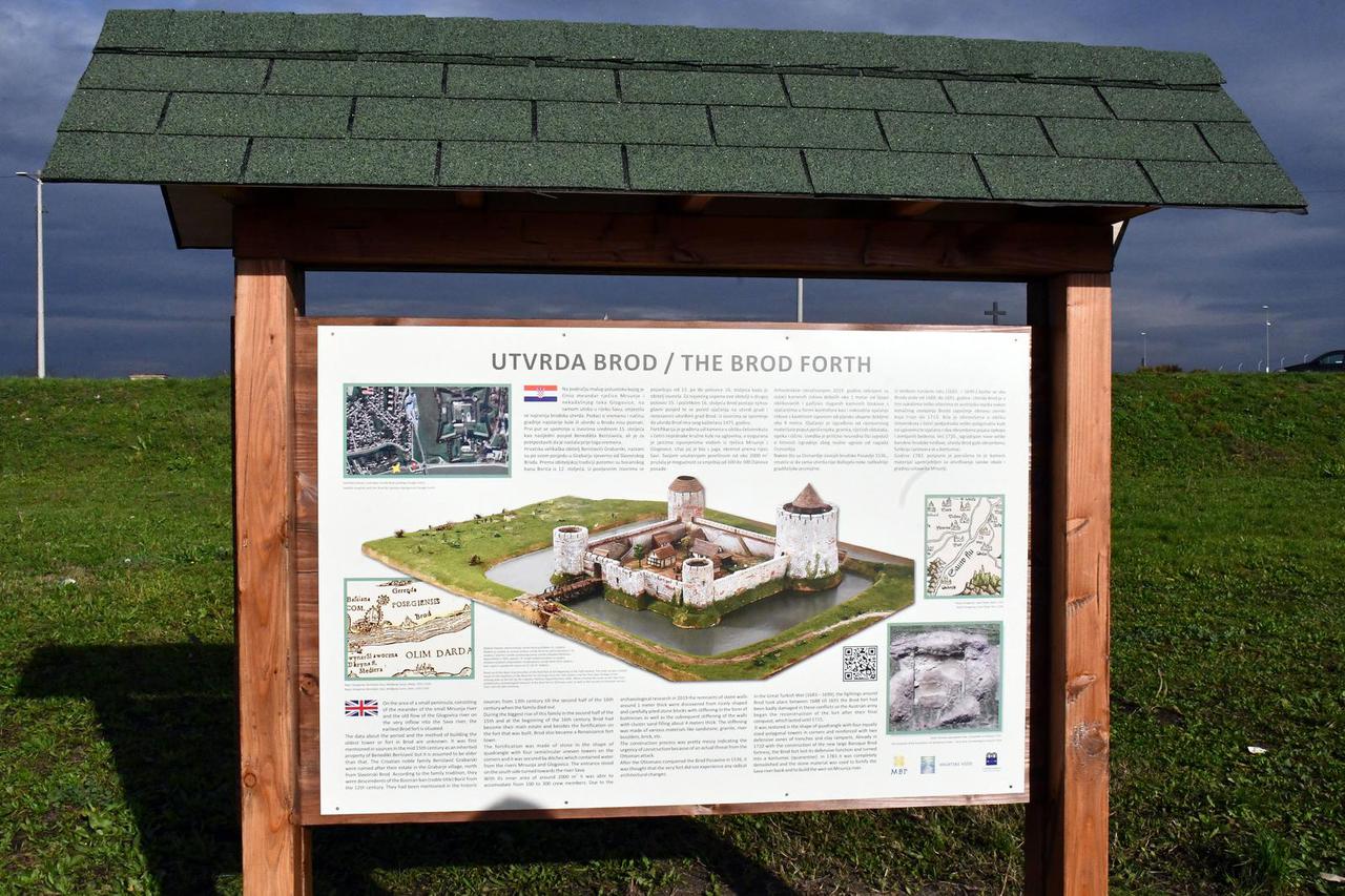 Predstavljena turističko-informativna ploča Srednjovjekovna utvrda Brod - utvrda Berislavića 