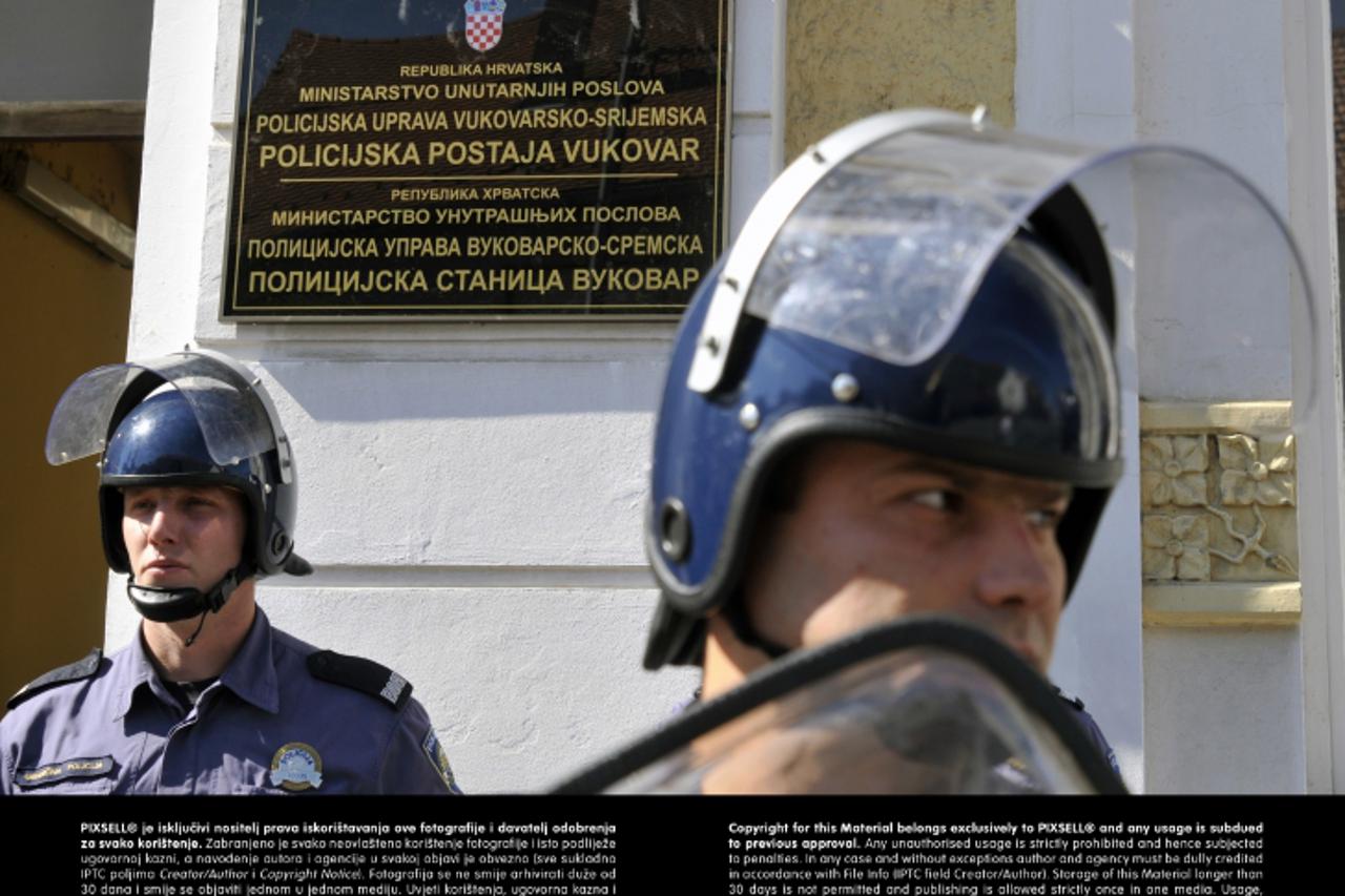 '04.09.2013., Vukovar - Kolona prosvjednika nezadovoljnih postavljanjem ploca s dvojezicnim natpisima, koja se jutros oko 10 sati okupila na Trgu dr. Franje Tudmana, proseetala ulicama grada pokraj vo