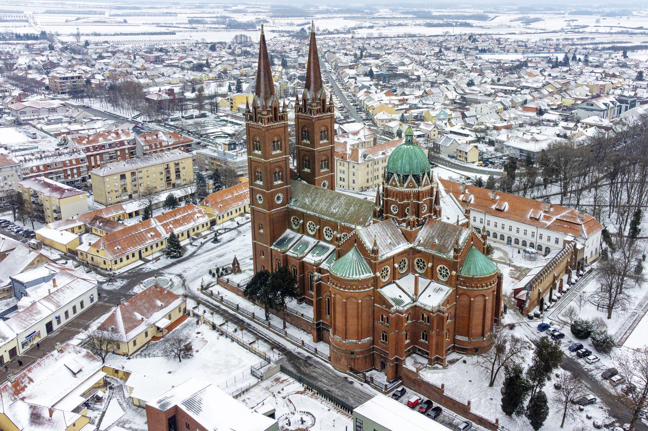 Impresivni kadrovi iz zraka đakovačke katedrale pod snježnim pokrivačem