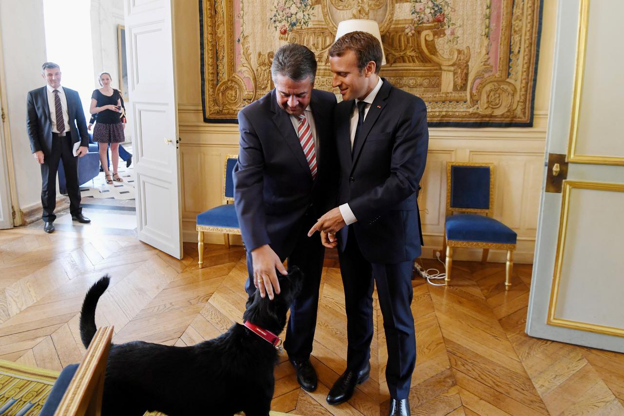 Emmanuel Macron i pas