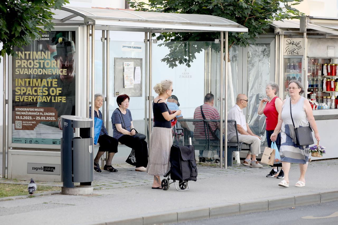 Zagreb: Putnici čekaju autobus na stajalištu na Kaptolu