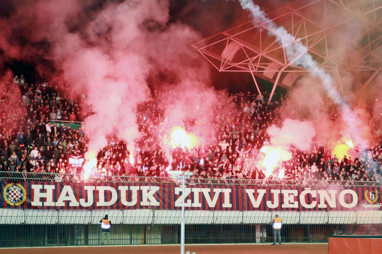 22.11.2014., Split - Vise tisuca navijaca Hajduka okupilo se na sjevernoj tribini Poljuda gdje je uz baklje docekalo igrace iz Zagreba, koji su odbili igrati derbi protiv Dinama. Nogometasi Hajduka solidarizirali su se sa svojim navijacima, od kojih je ve