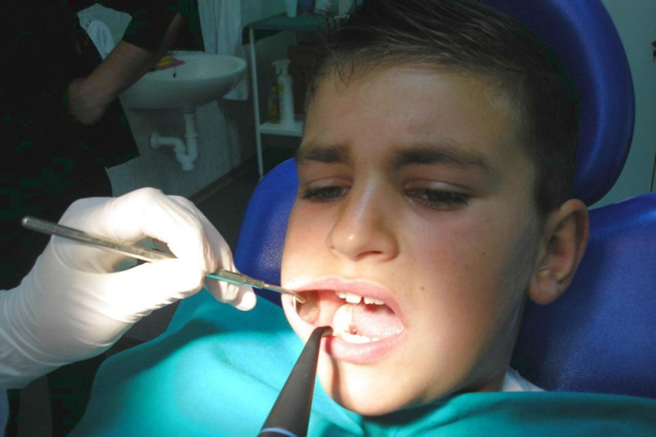 'Ljubuski....24.04.2009....BiH.... djecak....zubi....popravak zuba... Kako da djeca imaju zdrave zube?'