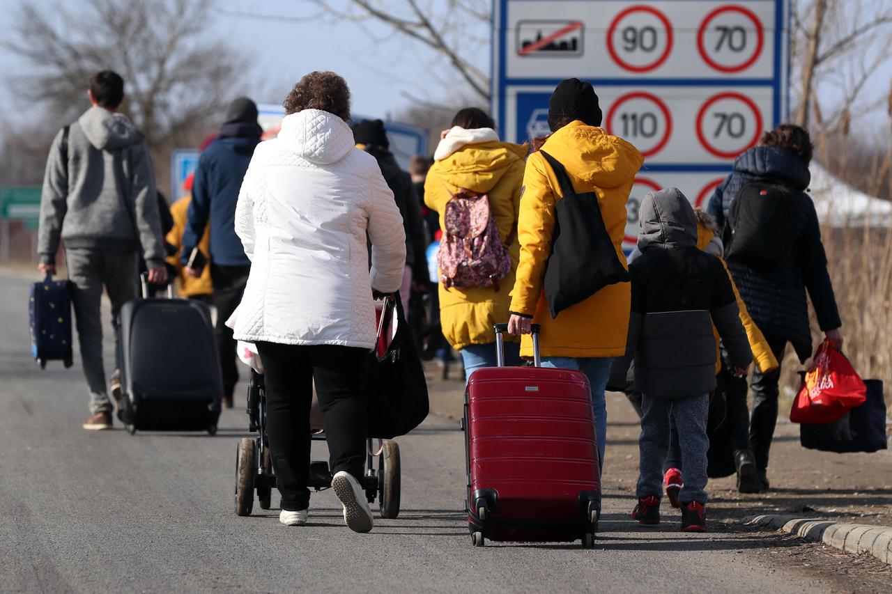 Prve izbjeglice pristižu iz Ukrajine u Mađarsku na graničnom prijelazu Beregsuranyi Hataratkelohely