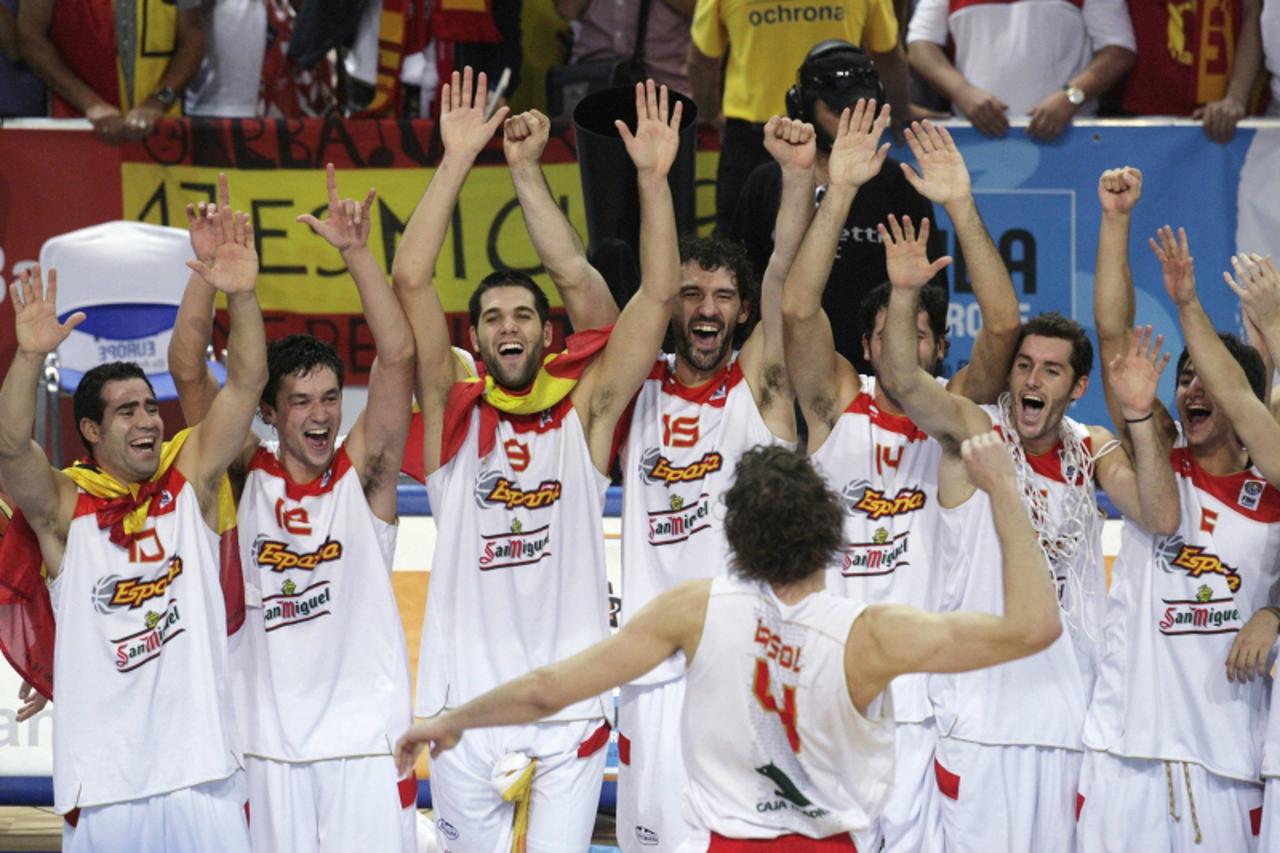 'Spain\'s Pau Gasol (4) pumps his fist as the rest of the team celebrate after winning their FIBA EuroBasket 2009 final match against Serbia in Katowice September 20, 2009.    REUTERS/Ints Kalnins  (P