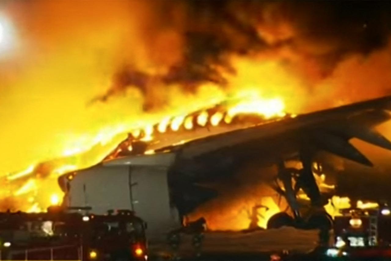 Un avion de ligne prend feu à l’aéroport de Tokyo après une collision