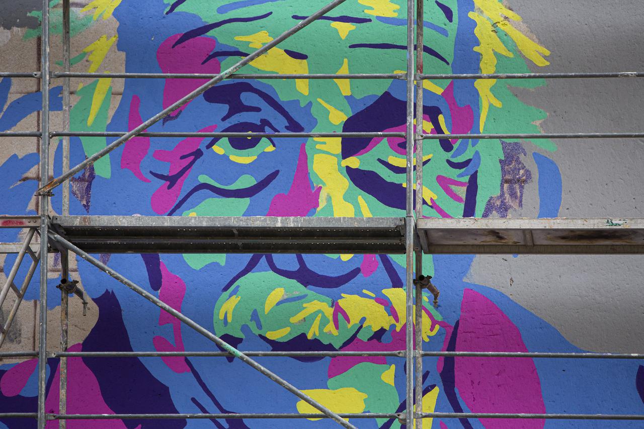 Mostar: Započeo rad na muralu Alberta Einsteina u Zagrebačkoj ulici