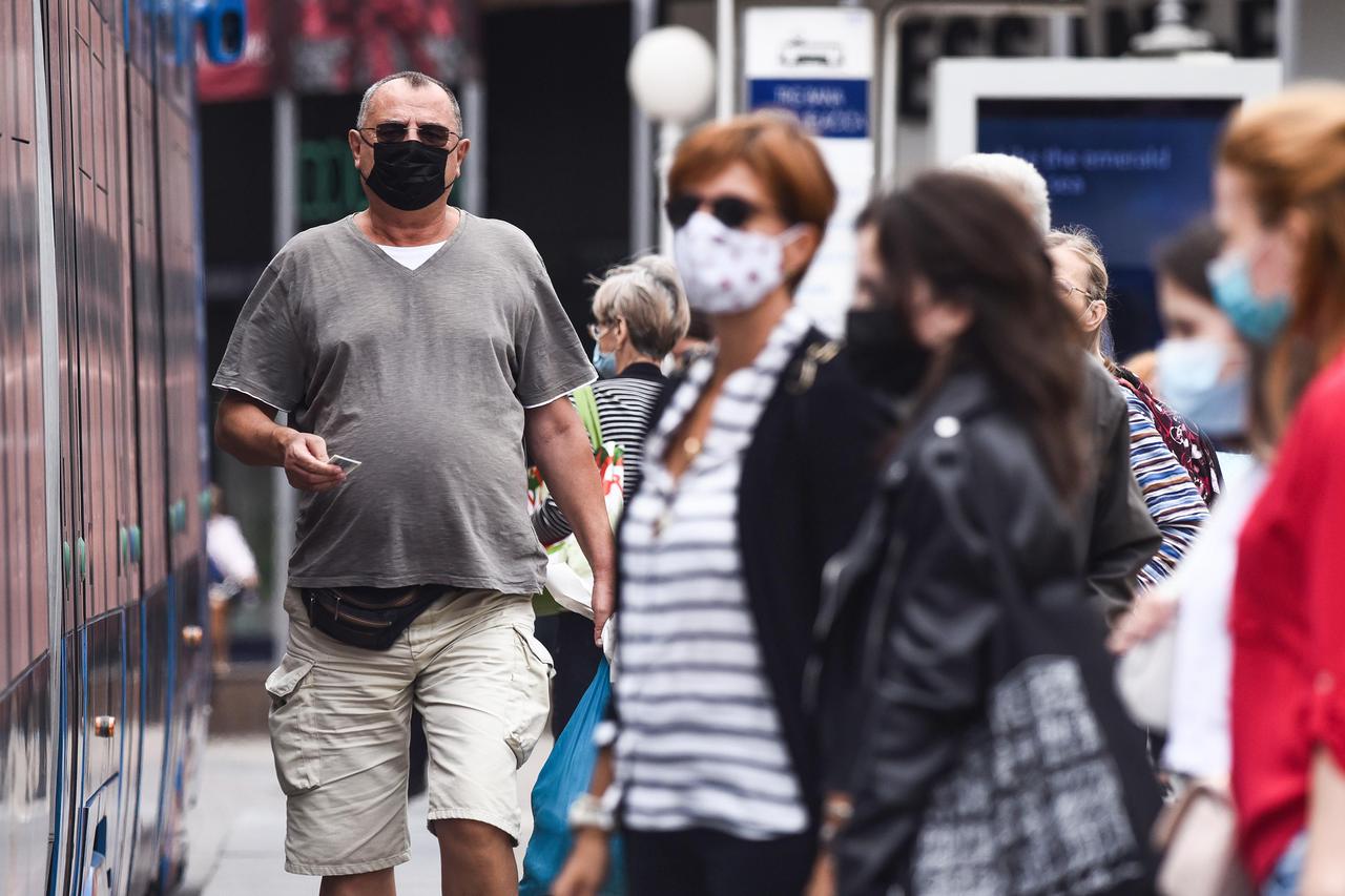 Povećan broj zaraženih u Hrvatskoj, građani i na otvorenom nose maske