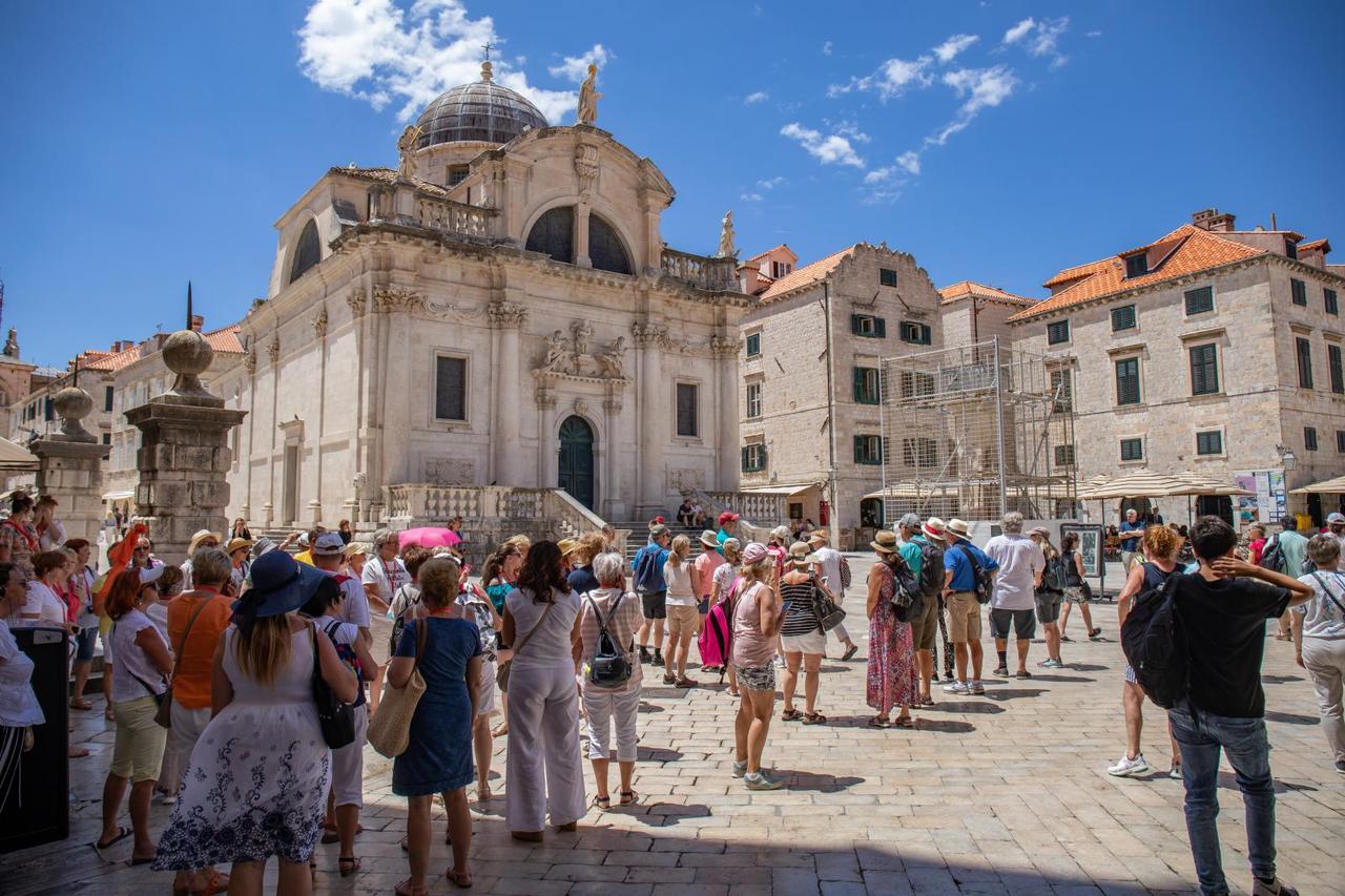 Sve brojnije grupe gostiju u Dubrovniku