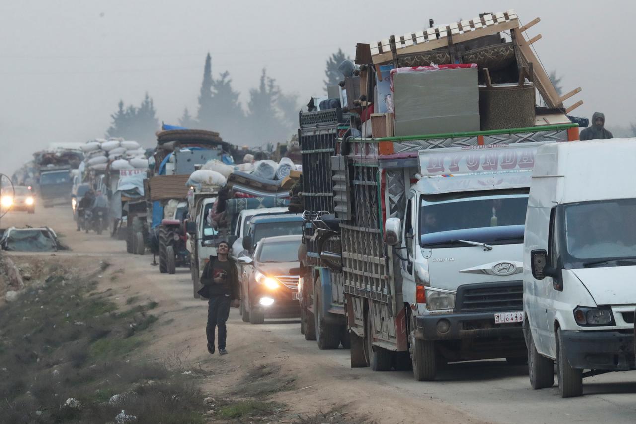 Nepregledne kolone vozila iz provincije Idlib, u kojoj živi više od 3,5 milijuna ljudi, povlače se prema turskoj granici