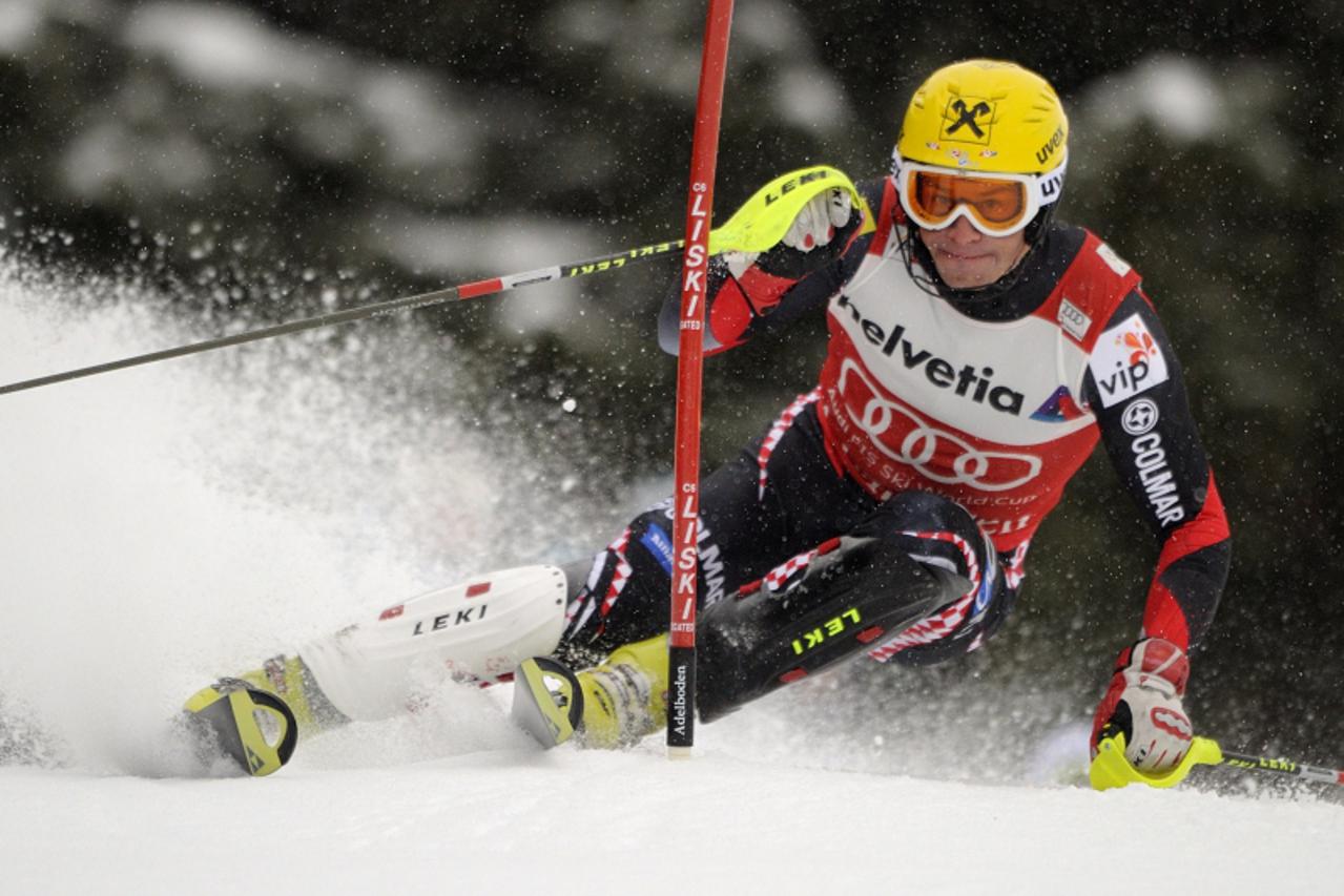 'Croatia\'s Ivica Kostelic clears a gate during the men\'s slalom race at the FIS Alpine Skiing World Cup on January 8, 2012 in Adelboden.  AFP PHOTO / FABRICE COFFRINI'