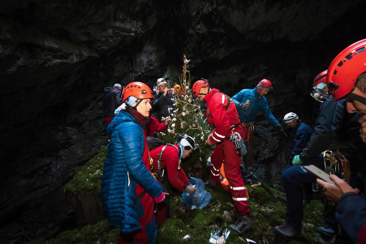 Sinjski speleolozi padobranom spustili božićnu jelku na 45 metara dubine