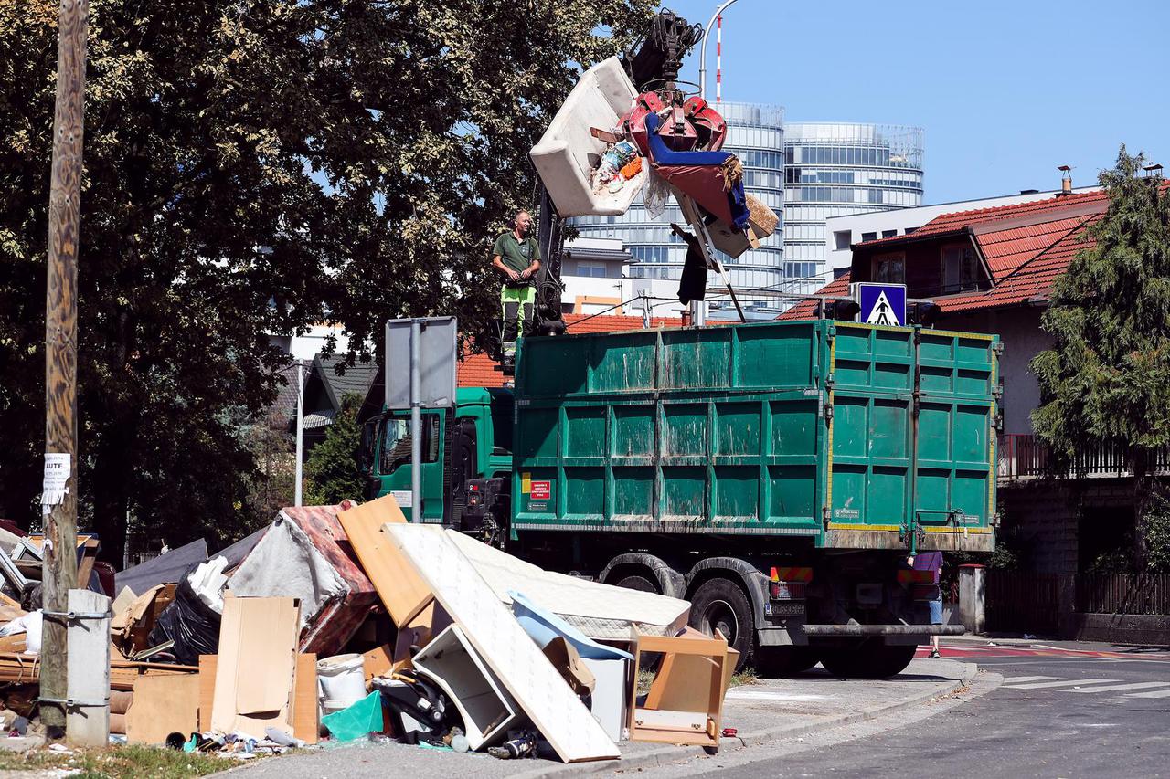 Zagreb: Djelatnici Čistoće kamionima odvoze glomazni otpad