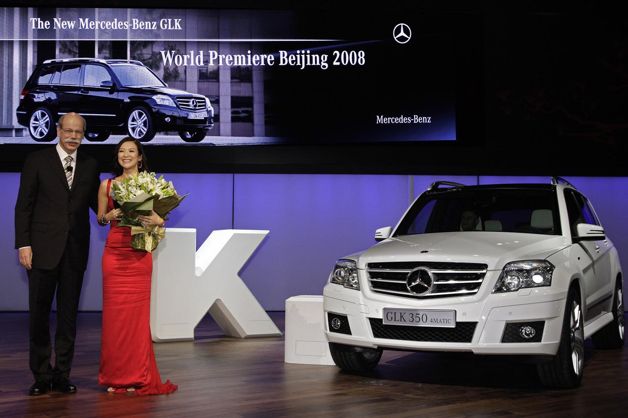 Mercedes-Benz und smart auf der Auto China 2008 in Peking Weltberühmt durch ihre Filmerfolge ist die Schauspielerin Zhang Ziyi, ein Superstar des chinesischen Films und Ehrengast bei der GLK-Weltpremiere. Hier im Bild mit Dr. Dieter Zetsche, Vorstandsvors