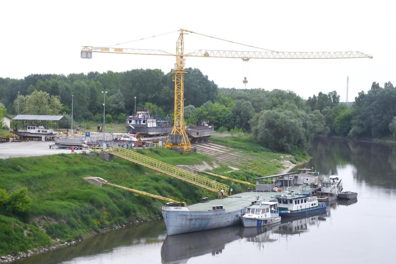 Sisak: Brodogradilište i riječni navoz na rijeci Savi tvrtke Brodocentar