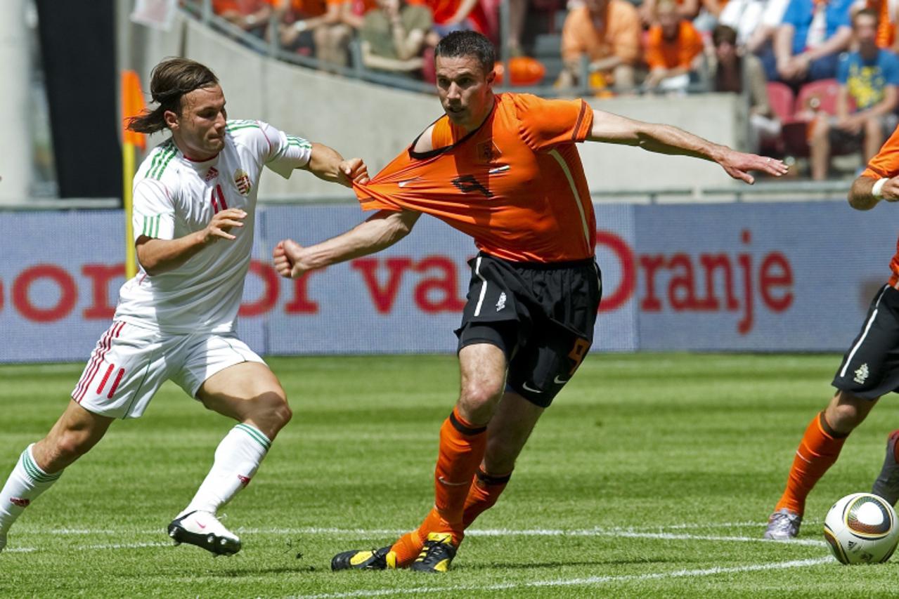 'Netherland\'s Robin van Persie (R) holds off Hungary\'s Szabolcs Huszti on June 5, 2010 during a friendly football match in Amsterdam prior to the FIFA 2010 World Cup in South Africa.  AFP PHOTO/ANP/