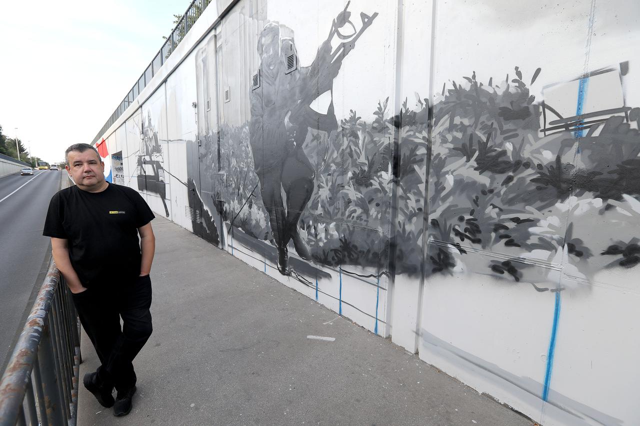 Fotoreporter Mišo Lišanin uz mural koji prikazuje njegovu fotografiju Blage Zadre
