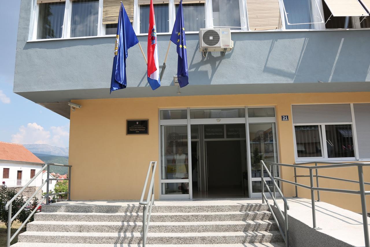 Ministar Božinović u obilasku novouređenih prostorija Policijske postaje Knin