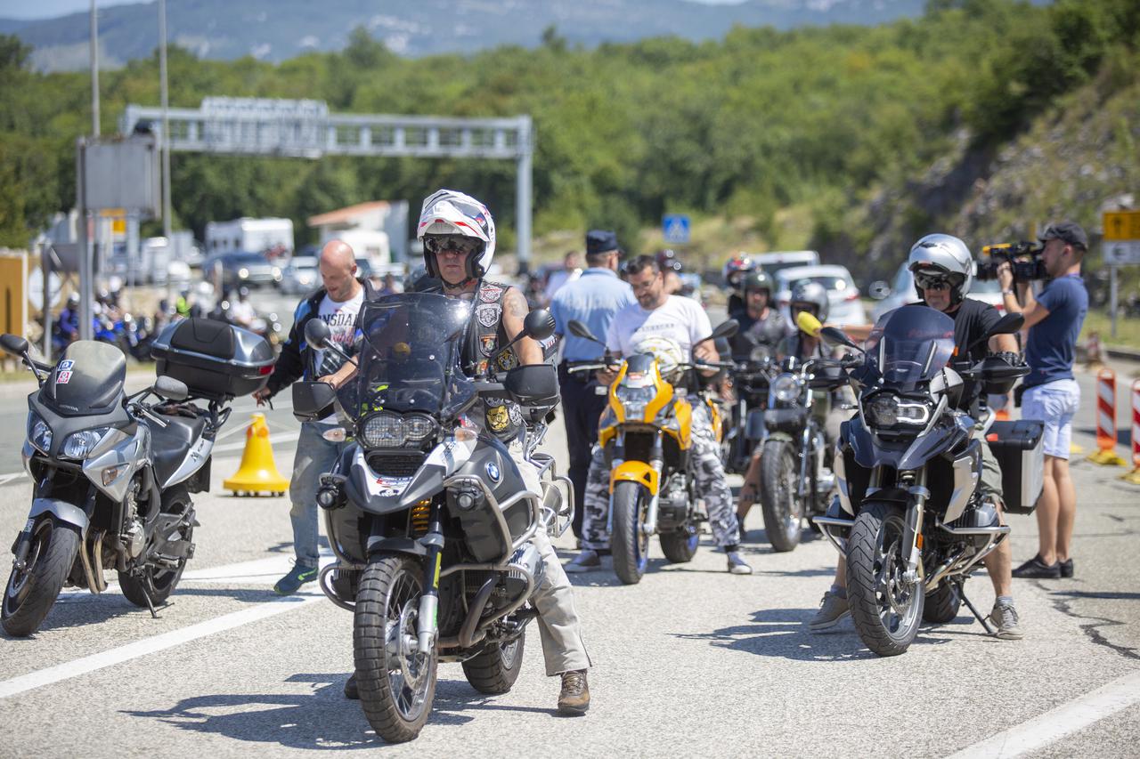 Prosvjed motociklista na Krčkom mostu zbog naplate mostarine