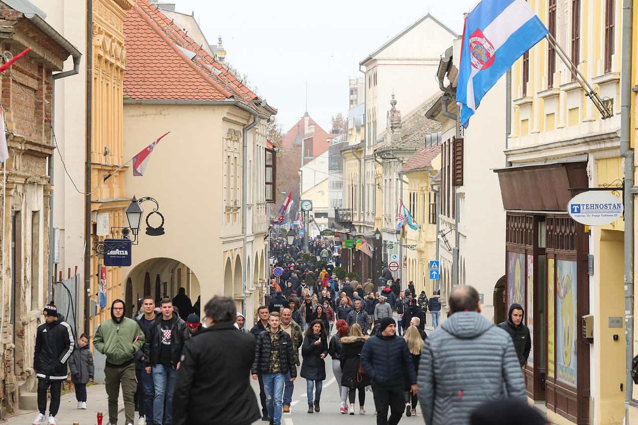 Tisuće ljudi u jutarnjim satima slijeva se prema Vukovaru