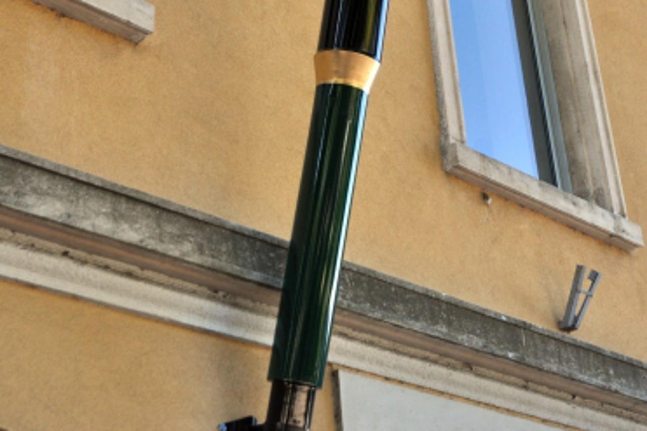 '17.10.2011., Pula - Veliko nalivpero, replika Penkale, opet krasi fasadu jedne zgrade. Nekoc je bila zastitni znak istarskih knjizara, pa fireme Colgraf, da bi sada stajala ispred ulaza u prostorije 