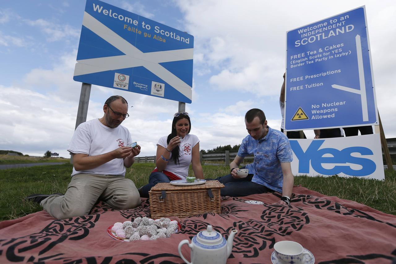 Members of the group 'English Scots for YES' hold a tea-party near Berwick-upon-Tweed on the border between England and Scotland September 7, 2014. Members of the group, which comprises of English people living in Scotland who can vote in the forthcoming 