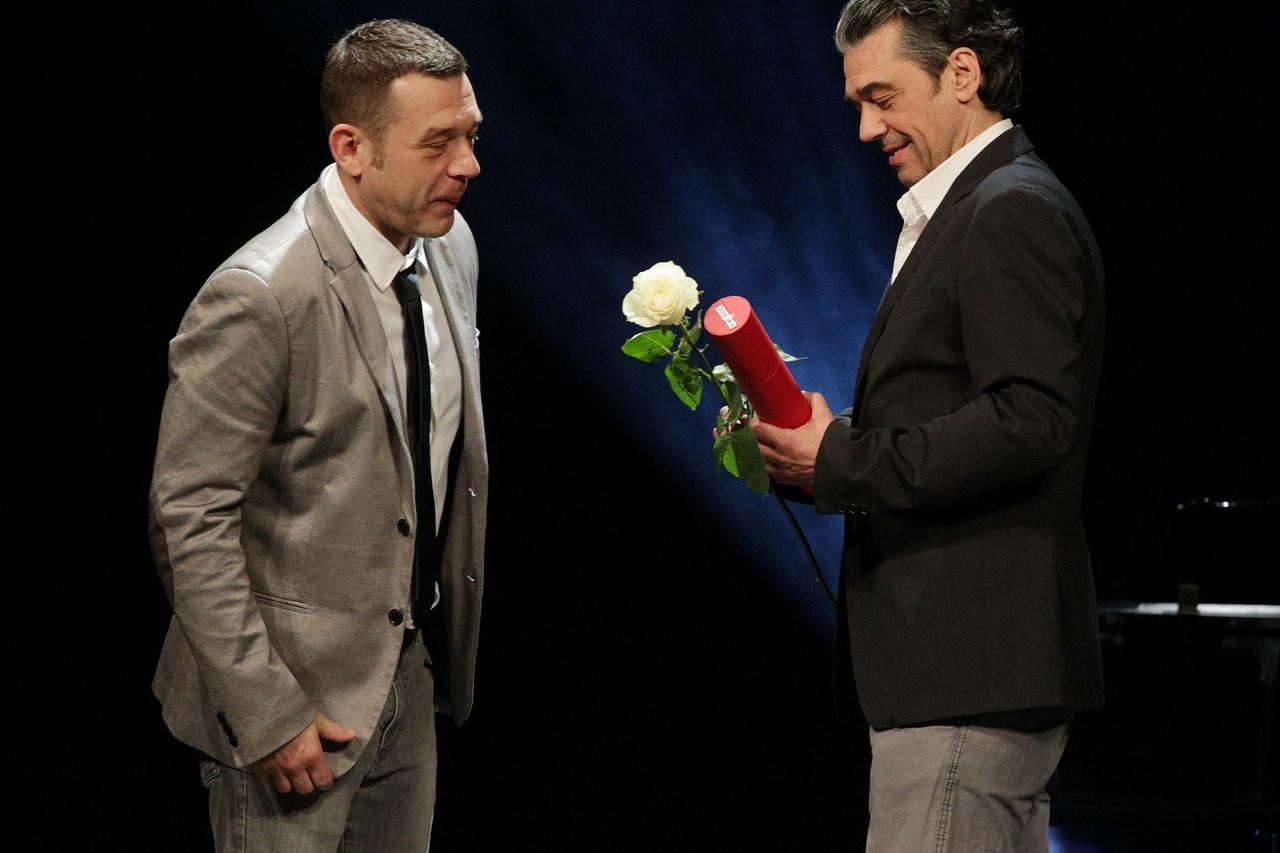 Na lanjskim Danima satire za režiju je nagrađen Bobo Jelčić, a nagradu mu je uručio Hrvoje Kečkeš 
