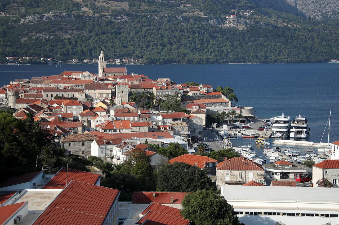 Pogled na Korčulu početkom rujna kada ju turisti polagano napuštaju