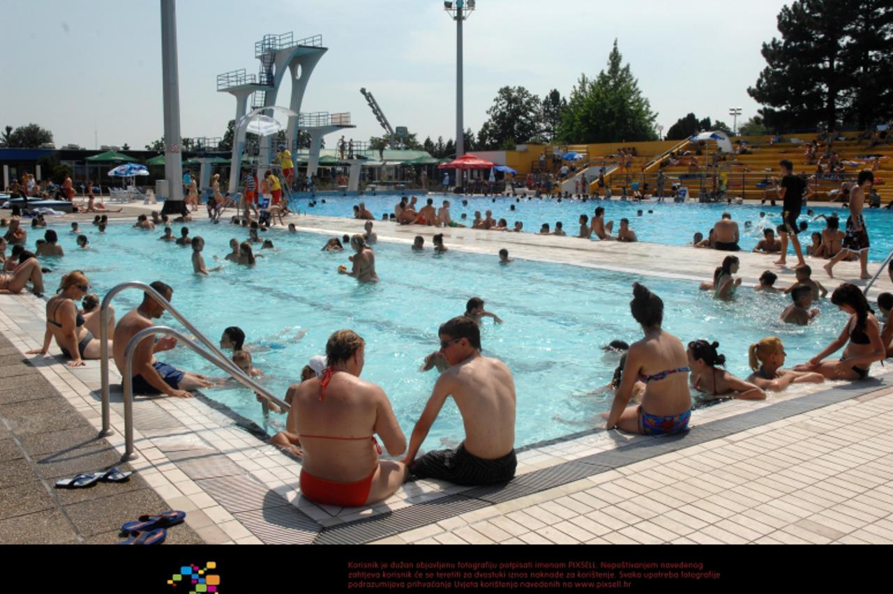 '17.07.2010.,Zagreb- Zagrepcani se rashladjuju na bazenu na Salati  Photo: Davor Visnjic/PIXSEL'