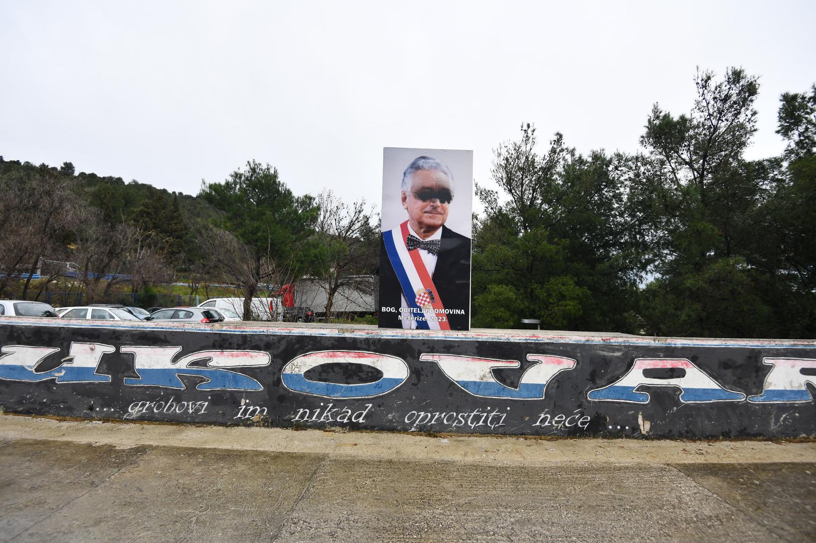 Išarana fotografija prvog hrvatskog predsjednika Franje Tuđmana dočekala je građane Šibenika ove srijede. 


