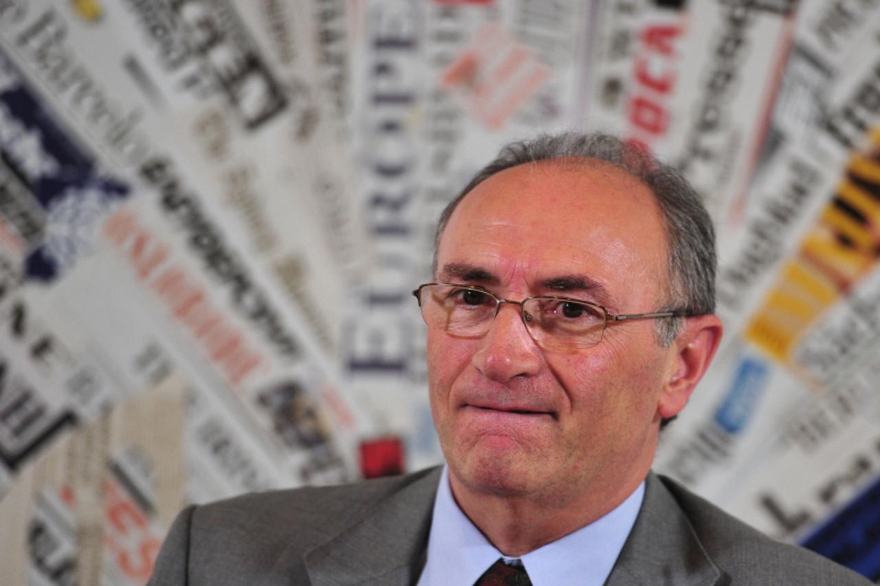 '(FILES) This file picture taken on July 5, 2011 in Rome shows Unicredit bank chief executive officer Federico Ghizzoni reacting during a press conference at the foreing press club. Shares in Italy\'s