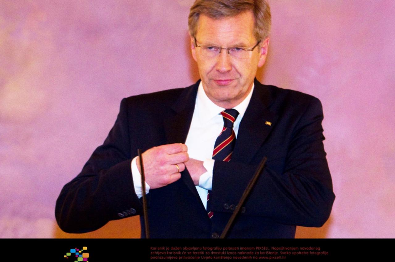'German President Christian Wulff talks during a press conference at Bellevue Palace in Berlin, Germany, 22 December 2011. Wulff apologized for his previous handling of the credit affair. Photo: MICHA