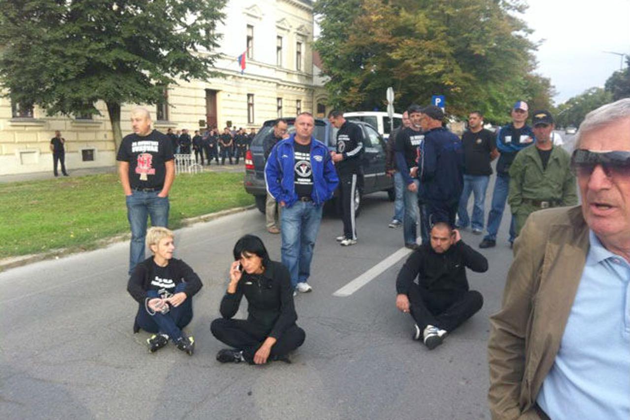 Prosvjed zbog postavljanja dvojezičnih natpisa u Vukovaru (1)