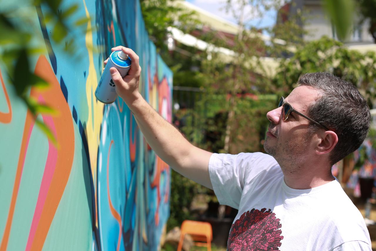 Grafiteri oslikavaju Art park u povodu njegovog ovosezonskog otvorenja