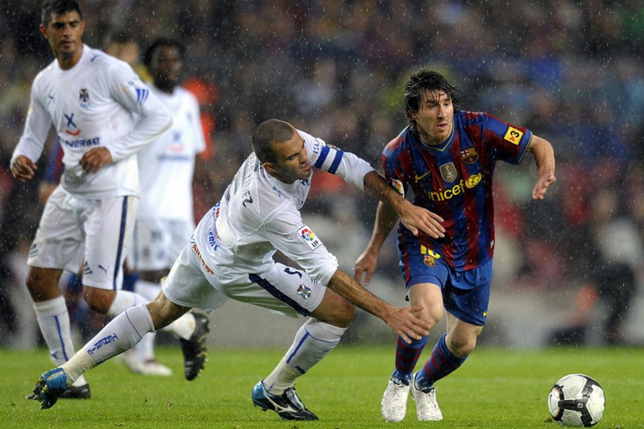 'Barcelona\'s Argentinian forward Lionel Messi (R) vies with Tenerife\'s defender Manolo Martinez (L) during their Spanish League football match on May 04, 2010 at Camp Nou stadium in Barcelona. AFP P