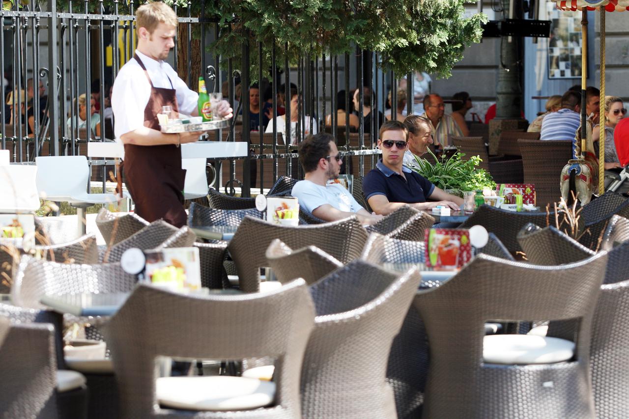 17.08.2013., Zagreb - Gradjani se i dalje sklanjaju u hlad ispijajuci kavu i odmarajuci se na klupicama. Photo: Goran Jakus/PIXSELL