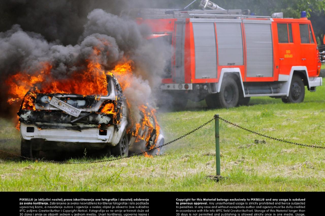 '26.05.2013., Bosnjaci - Vatrogasna vjezba gasenja goruceg automobila.  Photo: Goran Ferbezar/PIXSELL'