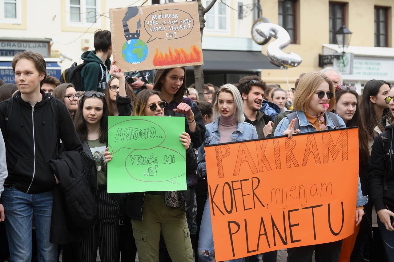 Prosvjed učenika srednjih škola "Klimatske promjene traže naše promjene"