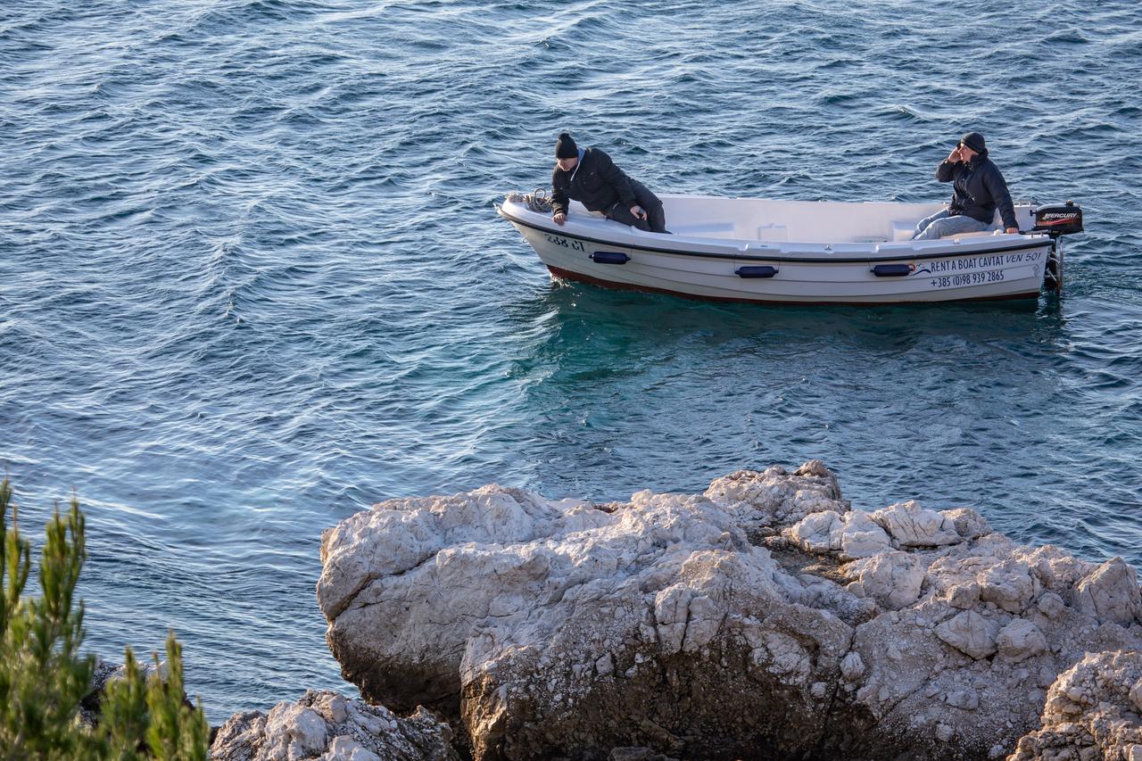 Spasioci, ronioci, vatrogasci i dalje intenzivno tragaju za trećim radnikom hidroelektrane Dubrovnik