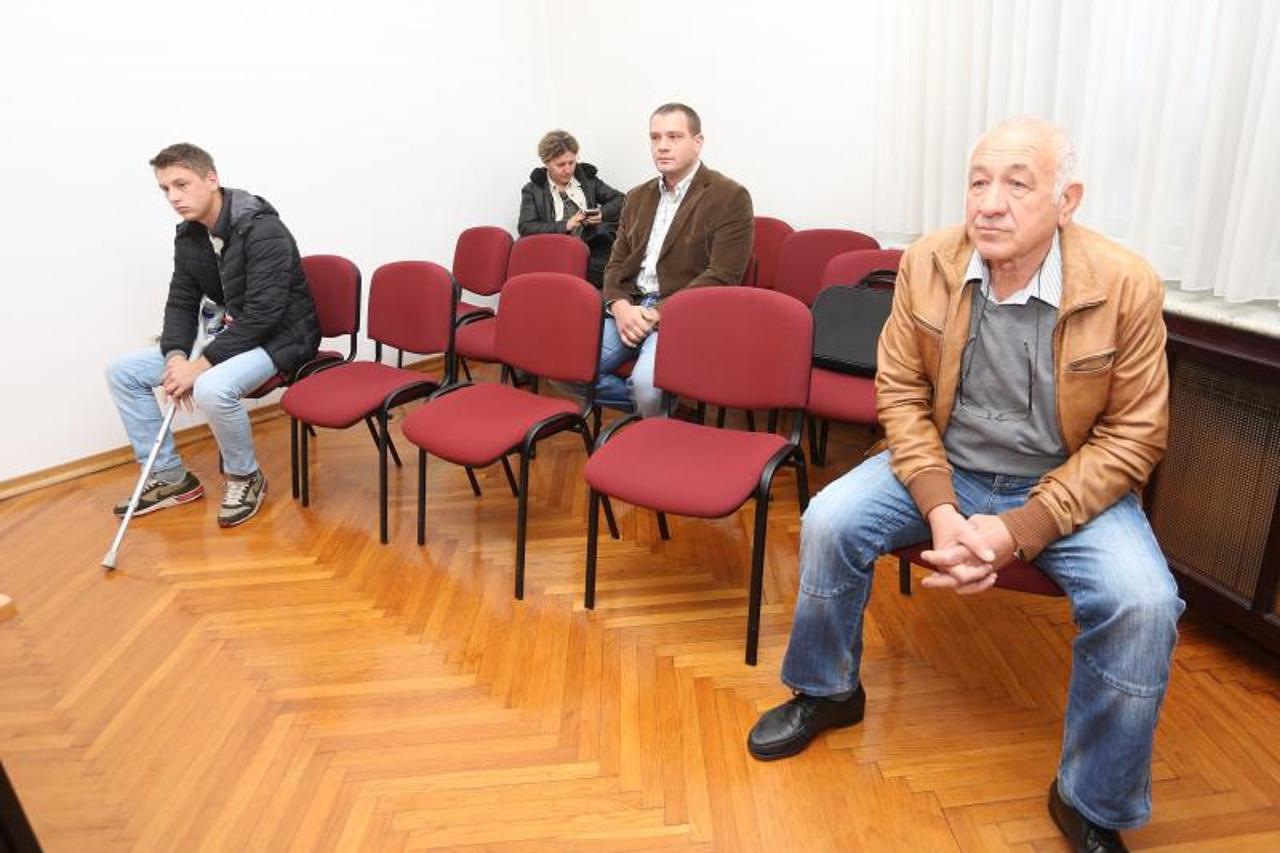 Na Zupanijskom sudu pocelo je sudenje Josi Vidosu osumnjicenom za pokusaj ubojstva Marija Amica u ljeto 2014. u Josipdolu