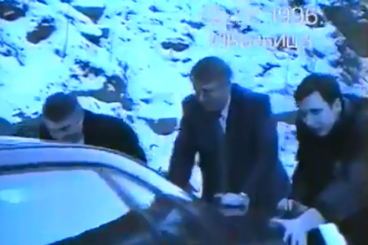 Vučić i Šešelj guraju auto 1996.