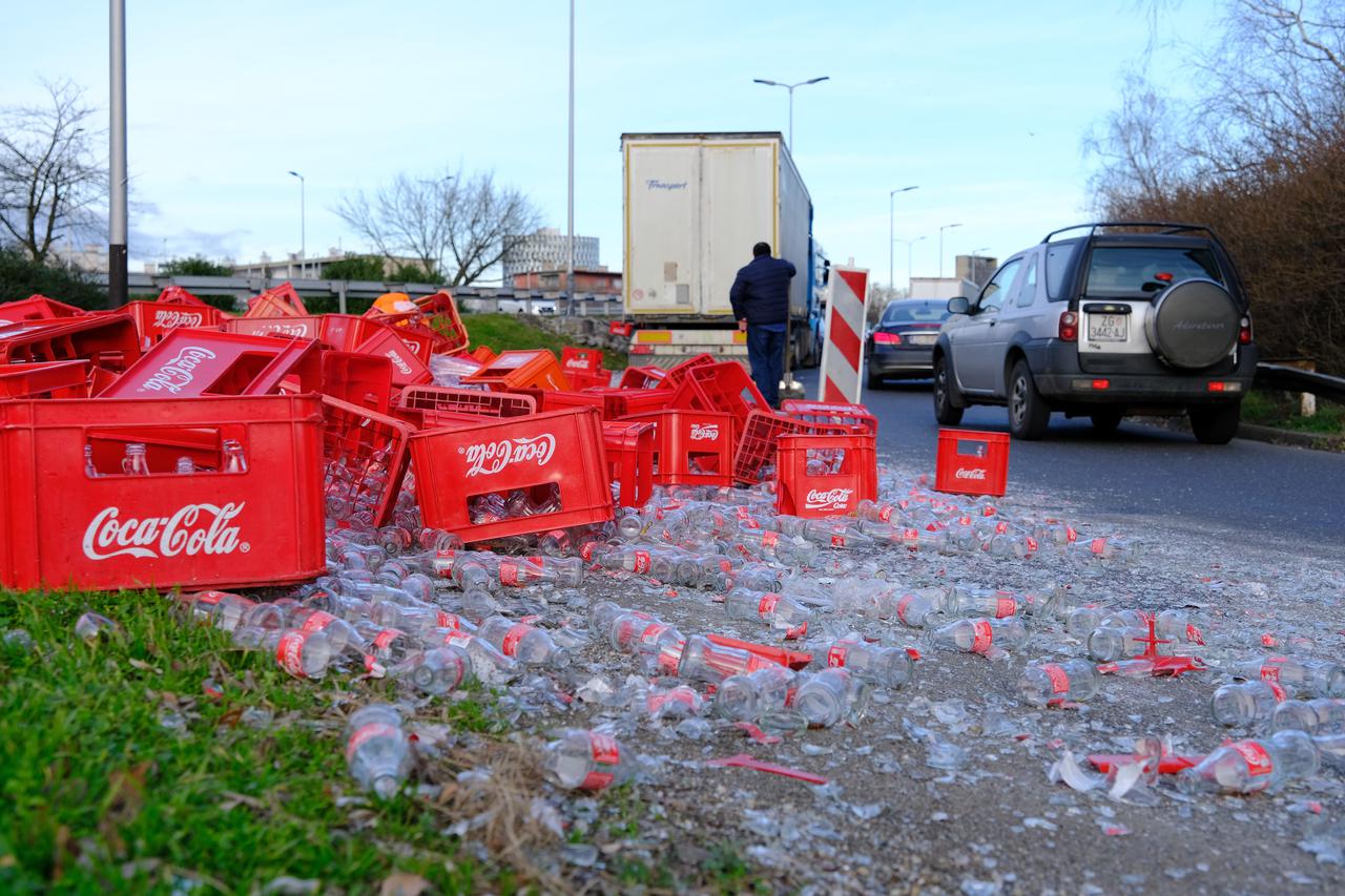 Zagreb: Iz kamiona ispale boce Coca-Cole 