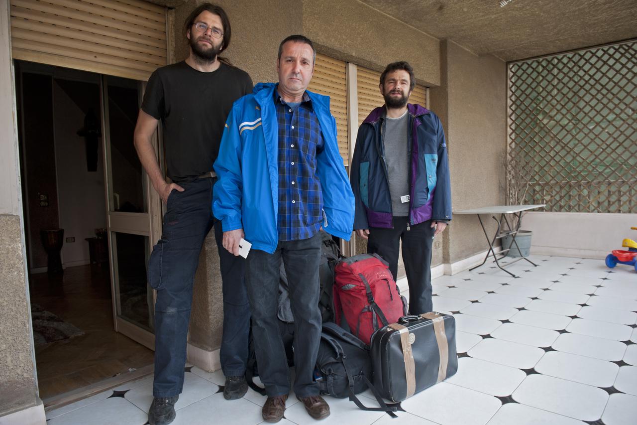 Zeit team: from left: Stanislav Krupar, Anas Abduldayem, Wolfgang Bauer in Alexandria with their luggage.