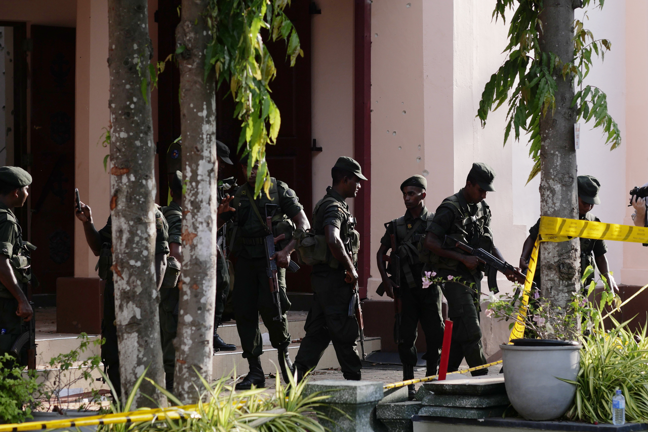 Premijer Šri Lanke upozorio da je na slobodi još uvijek nekoliko osumnjičenih za napade