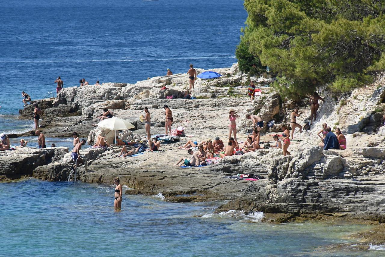 Pula: Turistička sezona u punom jeku, plaže prepune kupača
