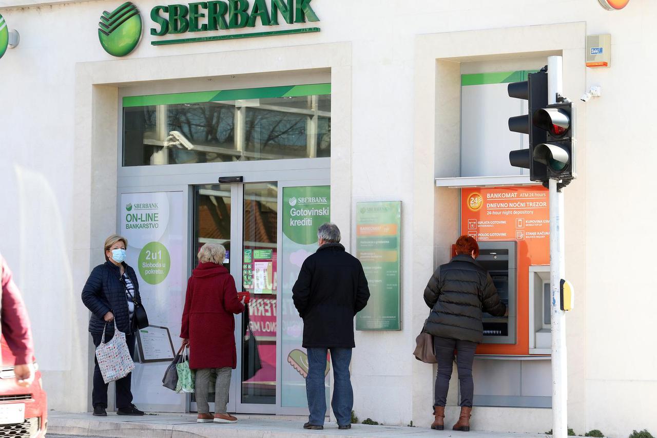 Šibenik: Građani ispred bankomata Sberbanke, ruske banke koja se našla na udaru američkih sankcija